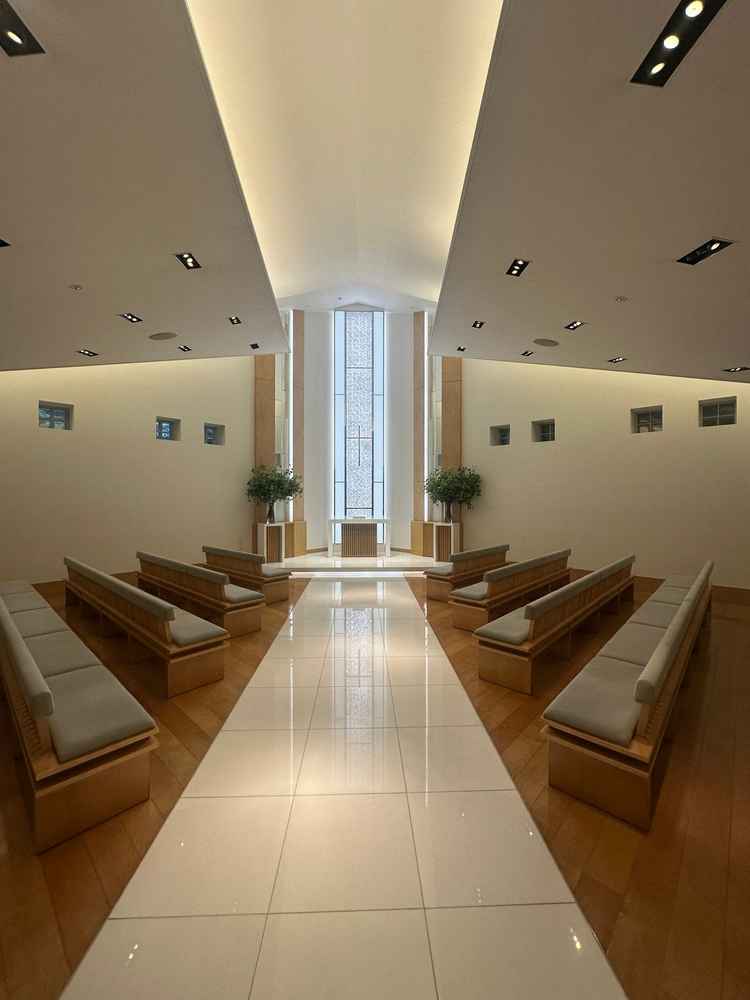 チャペル内の色合いが真っ白ではなく、アイボリーカラーとなっていて、とても落ち着きを感じた。