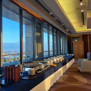 披露宴会場スカイバンケット。パーティー仕様になっていたが、大きな窓からの景色がとても良く開放感がある