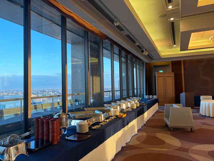 披露宴会場スカイバンケット。パーティー仕様になっていたが、大きな窓からの景色がとても良く開放感がある