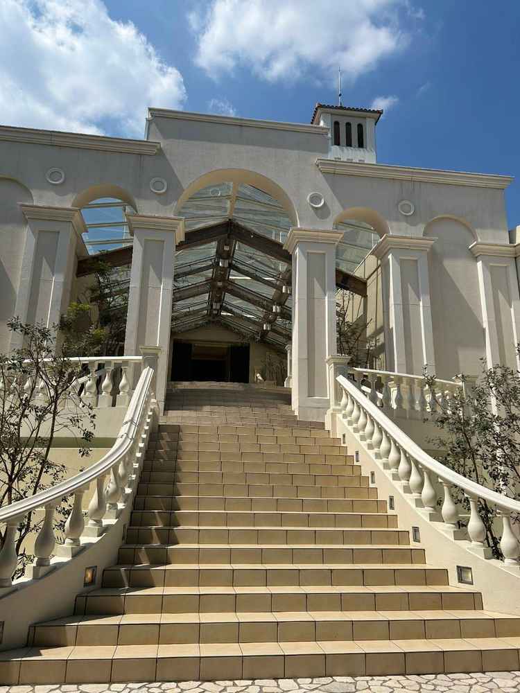 大階段。フラワーシャワーするスペースは天井があり、雨の日でも安心です。