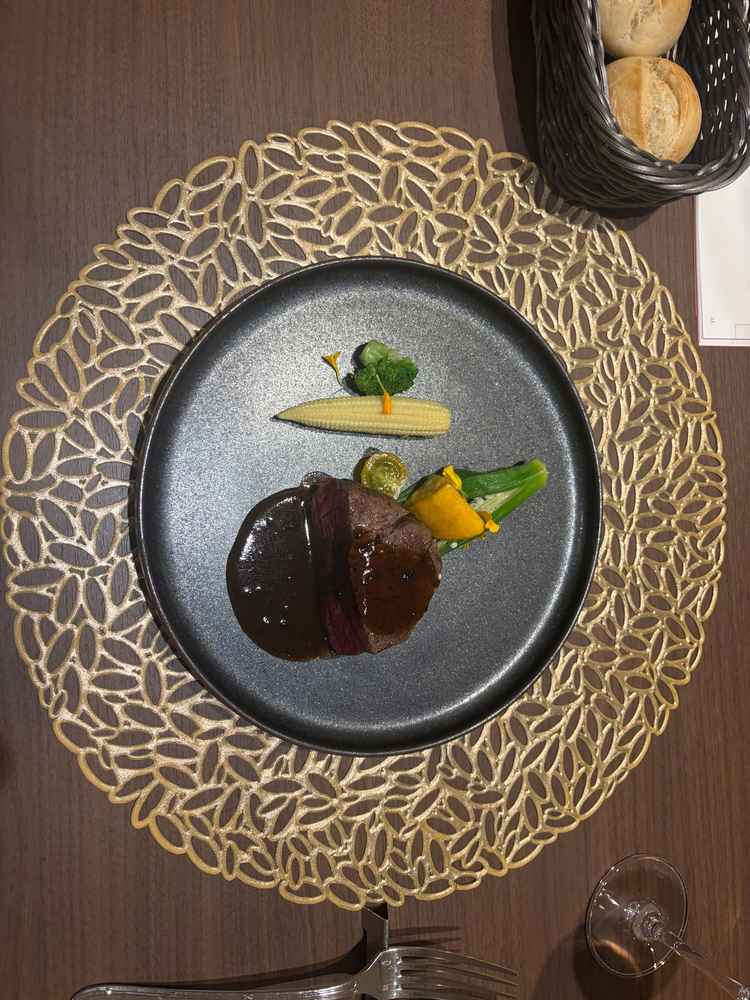 試食のワンプレート。お肉が柔らかく、パンもついたボリュームのあるお料理でした。