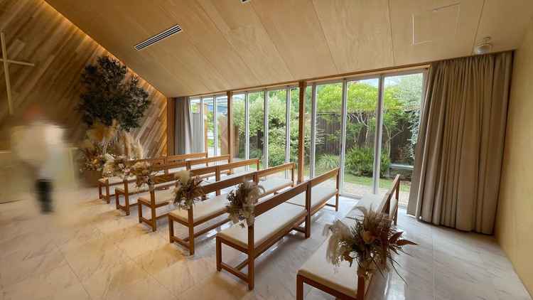 チャペルのカーテンを開けた状態。明るい光が入り、外の自然を感じ温かみを感じられる。