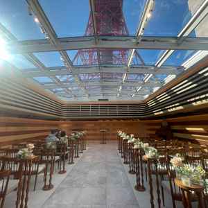 挙式会場入り口から正面を向いた写真