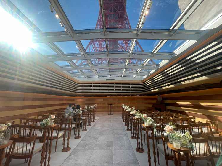 挙式会場入り口から正面を向いた写真