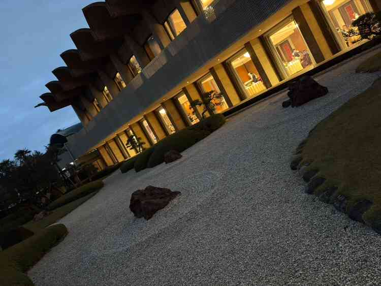 披露宴会場のアッザレーアの外観と枯山水のお庭。会場は窓が大きく、装飾が最低限が済む綺麗な会場でした。