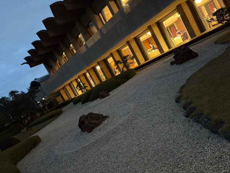 披露宴会場のアッザレーアの外観と枯山水のお庭。会場は窓が大きく、装飾が最低限が済む綺麗な会場でした。