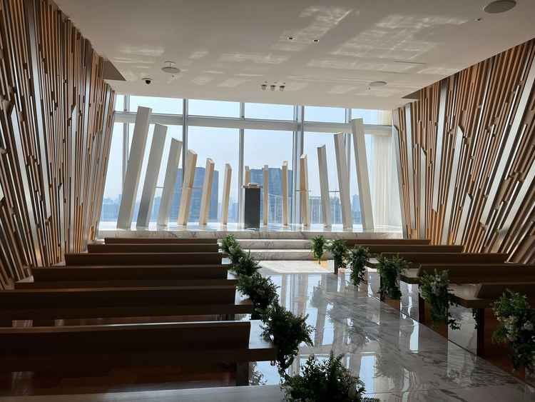 光が差し込む高層ビルのチャペル