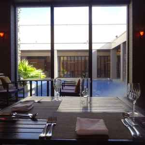 プールを見ながら、落ち着いた雰囲気で試食を頂きました