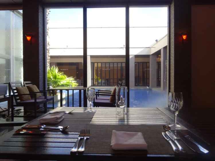 プールを見ながら、落ち着いた雰囲気で試食を頂きました