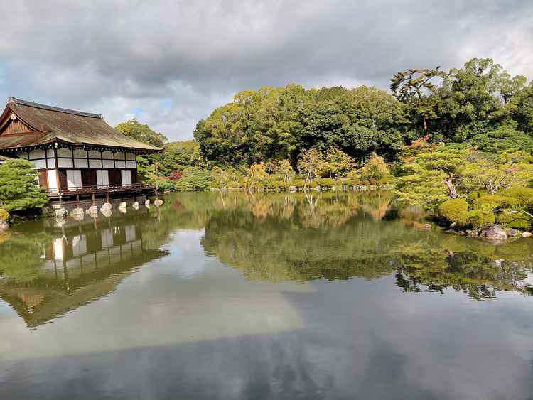 挙式前の撮影に訪れる庭園内の写真
