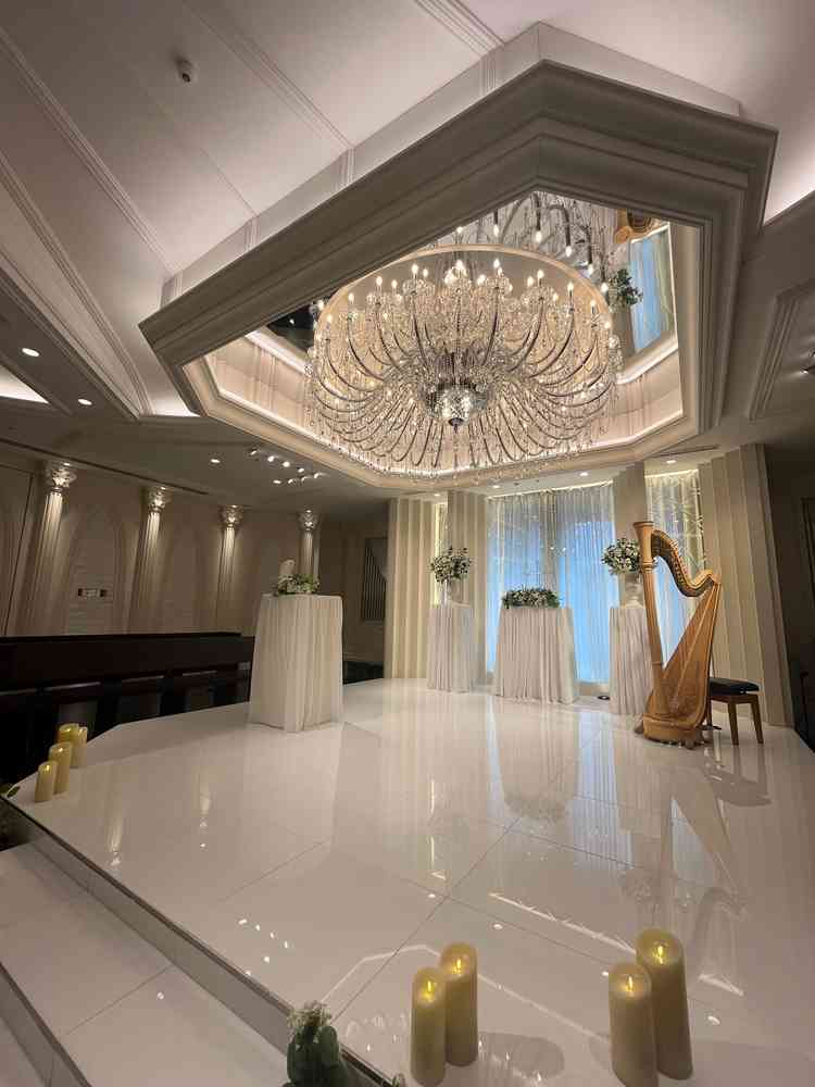 チャペルの写真。ゲストの座る椅子の並びが特徴的で、対面式なのでゲストの顔がよく見えて良いと思った。