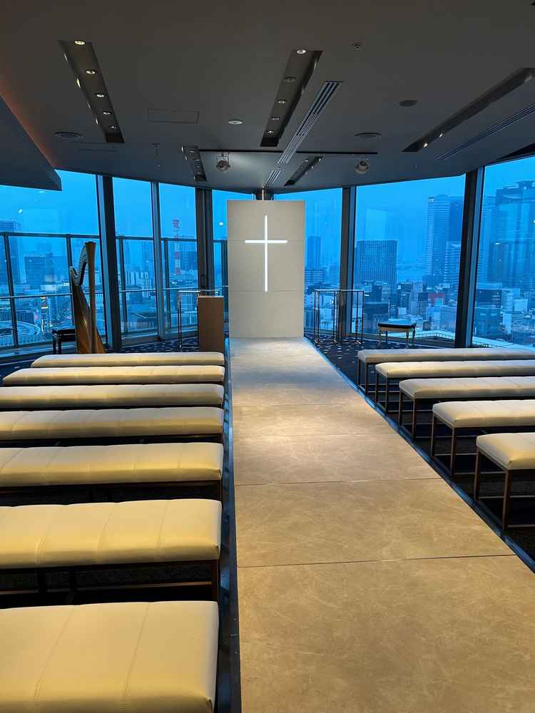 高層階のチャペルの雰囲気が非常に綺麗で思わず撮ってしまった一枚。夕方なので日暮の感じがまたよかった。