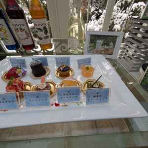 デザートビュッフェのラインナップの写真。どれも甘すぎず高いクオリティと感じた。