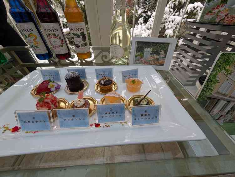 デザートビュッフェのラインナップの写真。どれも甘すぎず高いクオリティと感じた。