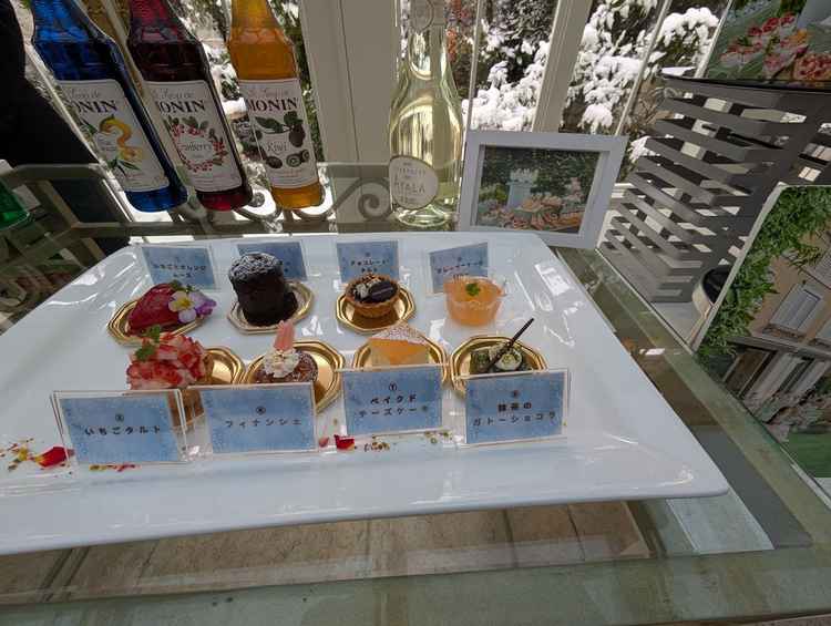 デザートビュッフェのラインナップの写真。どれも甘すぎず高いクオリティと感じた。