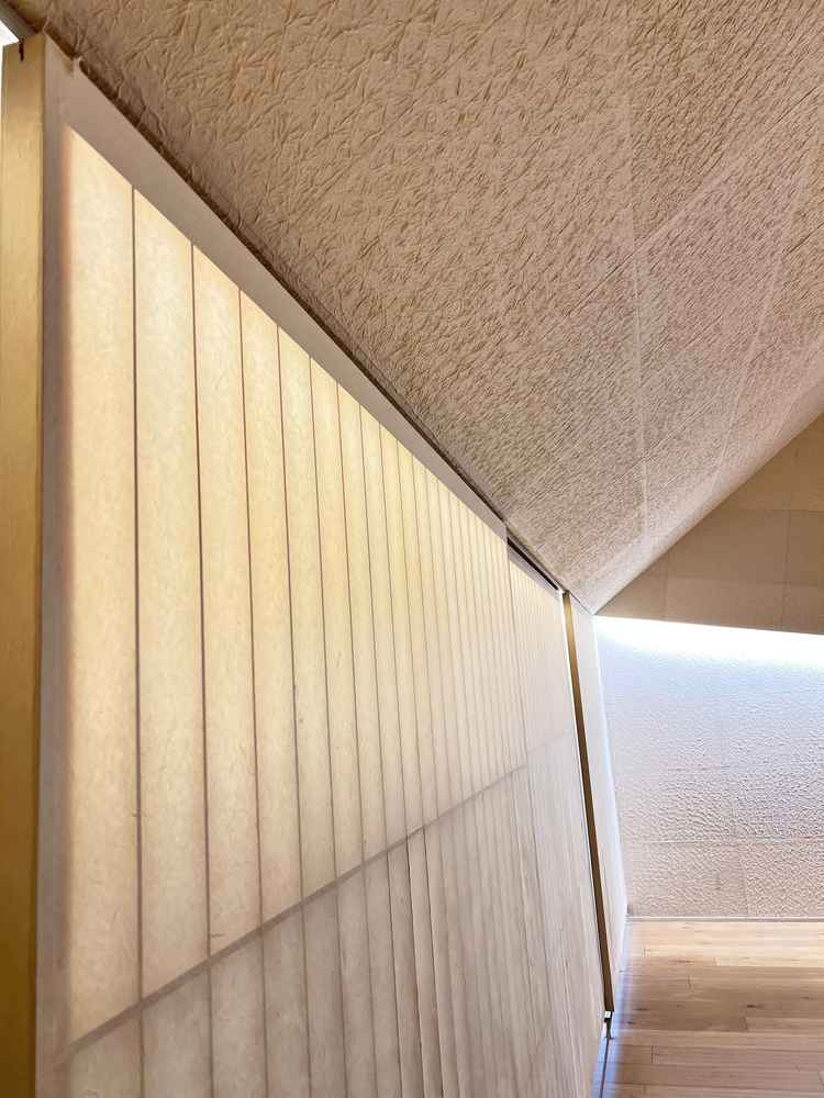 チャペルの天井と壁は和紙で出来ていて、自然光の漏れ光が自然な演出となっていました。