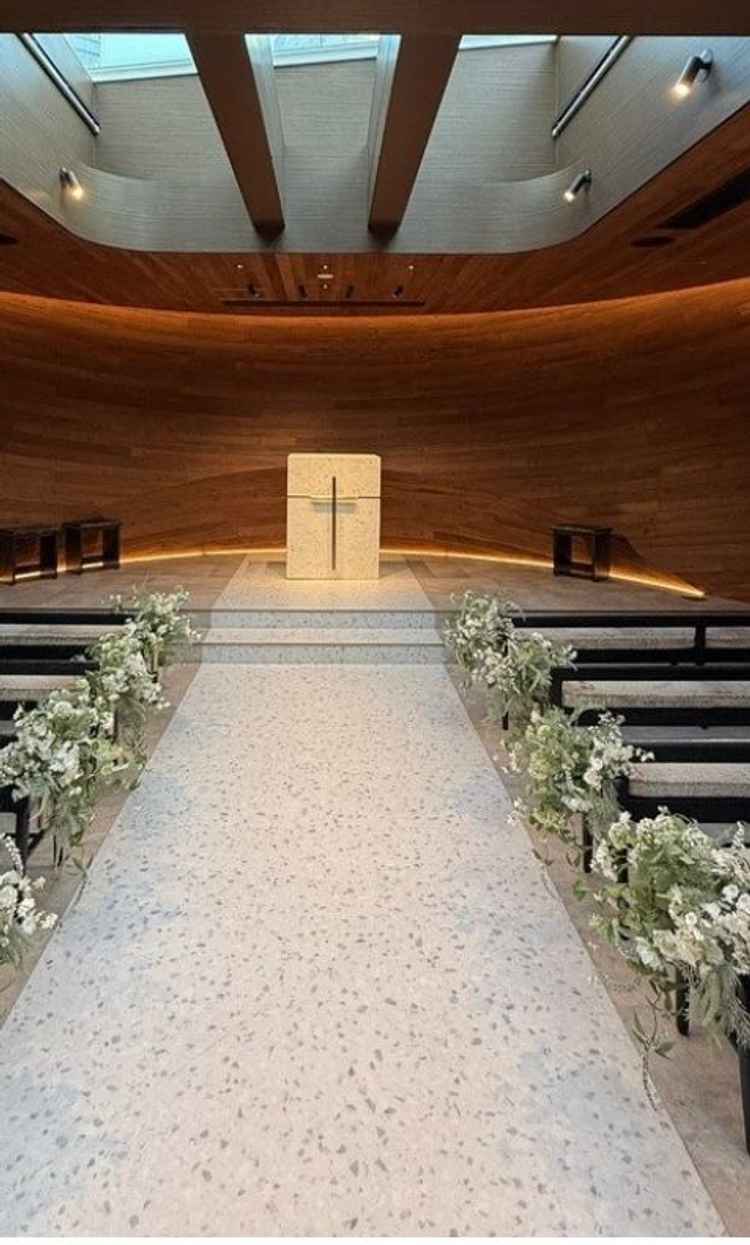 チャペルはコンパクトなものの木の温もりが感じられるとともに、天窓で森ビルが目の前に！