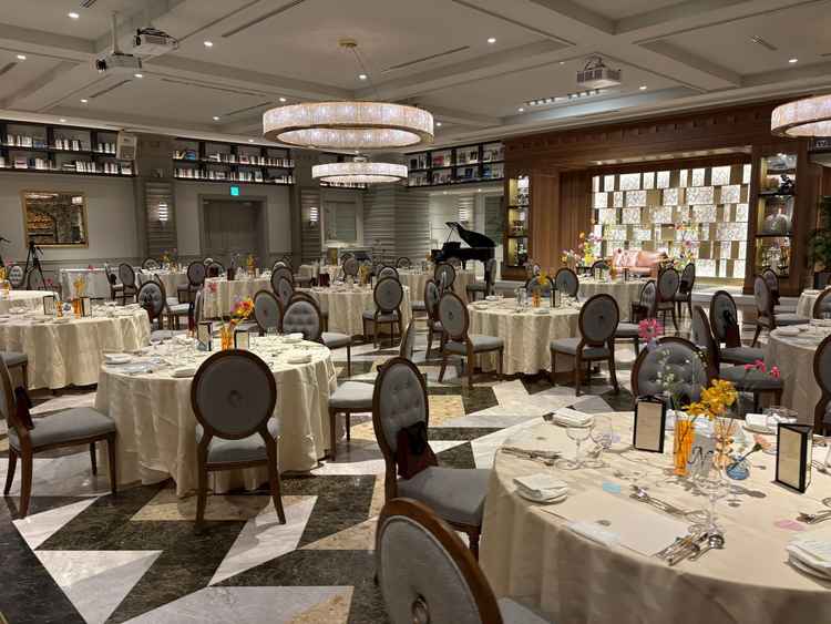 3つの披露宴会場の中で一番広く、新しい会場。大きなスクリーンがあり、シックで豪華な雰囲気。