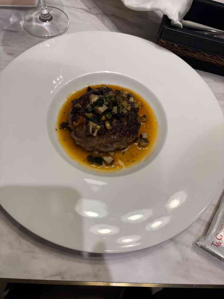 試食の和牛ハンバーグ。