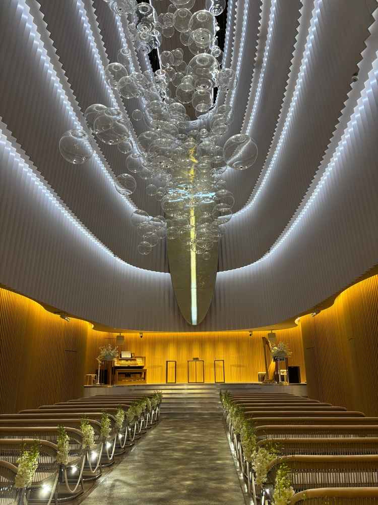 THE OCEANという名前の海をモチーフにしたチャペル。丸いシャンデリアが素敵でした。