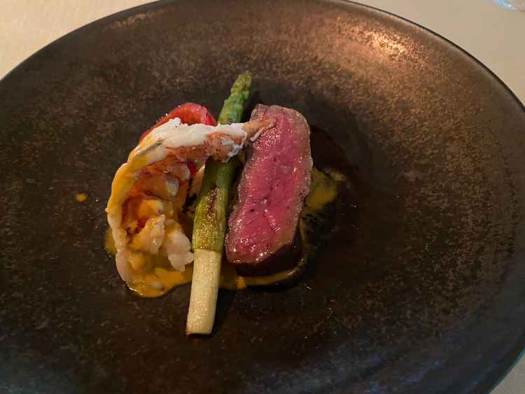 オマール海老と松阪牛のコラボ。どちらから食べるか迷う。どちらを食べても笑顔溢れるくらい美味しい。