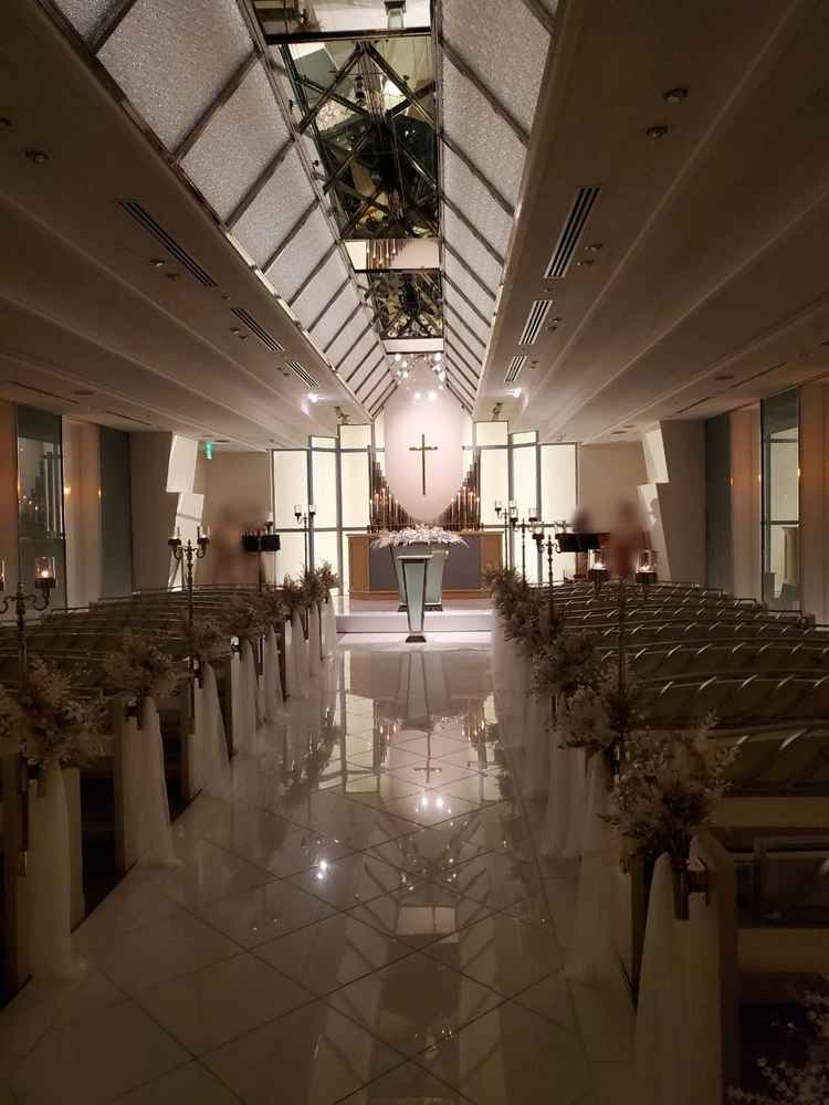 挙式会場のチャペルです。全体的に白基調で、バージンロードのライトの演出があり素敵でした。