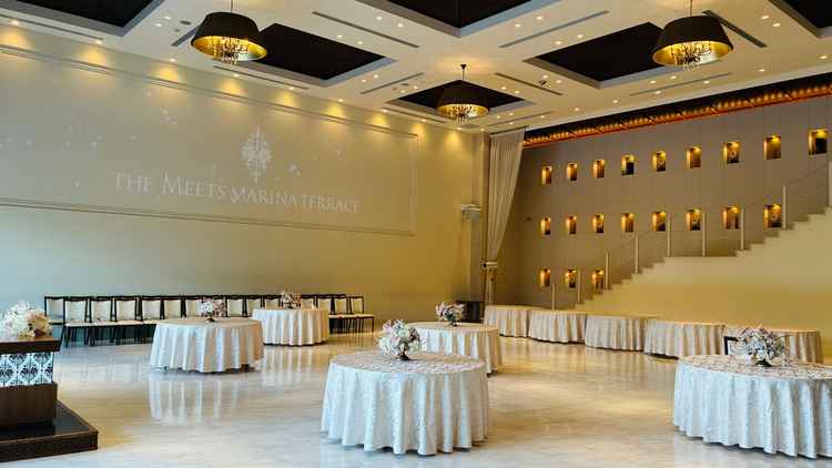 披露宴会場のカーサ・フリージア 大階段が特徴的