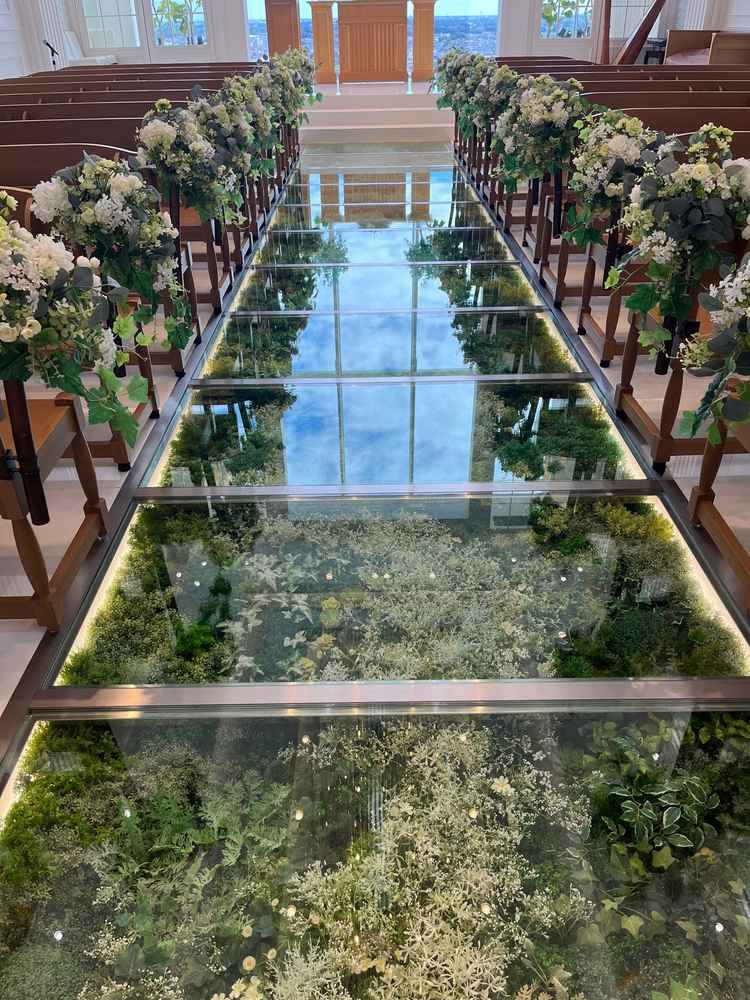 ガラス張りの床に、自身と空が反射されるようです。