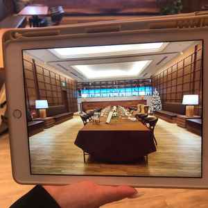 ここでテーブルを並び替えて食事ができる。逆光だったのでプランナーさんのタブレットを