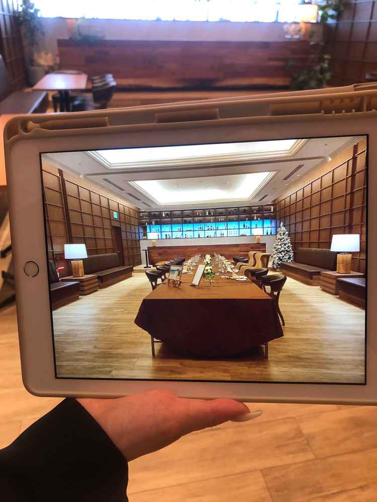 ここでテーブルを並び替えて食事ができる。逆光だったのでプランナーさんのタブレットを