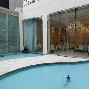 披露宴会場の外にあるプールがいい雰囲気をだしていた。