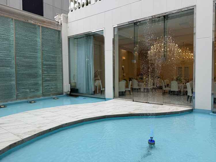 披露宴会場の外にあるプールがいい雰囲気をだしていた。