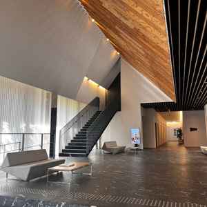 エントランス入ってすぐの写真。まさに美術館のような装いであった。