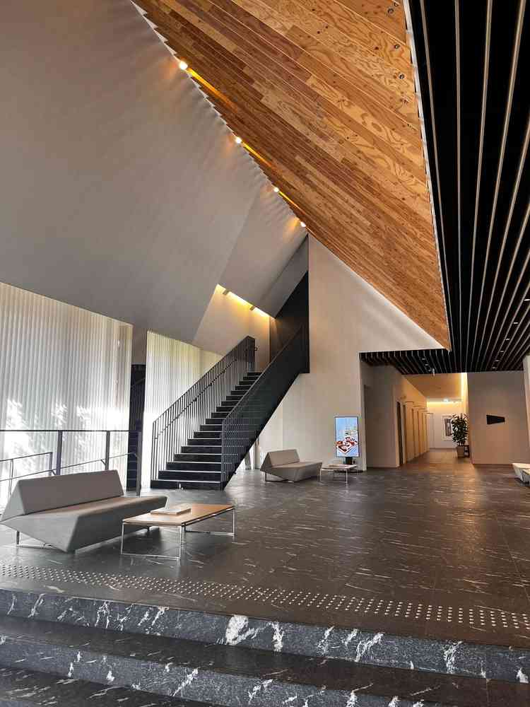 エントランス入ってすぐの写真。まさに美術館のような装いであった。