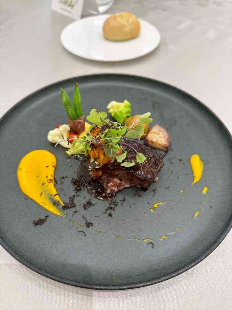 お料理はフルコースいただきましたが全部が美味しい！もちろんパンも美味しいです。ぜひ実際に食べてみてく