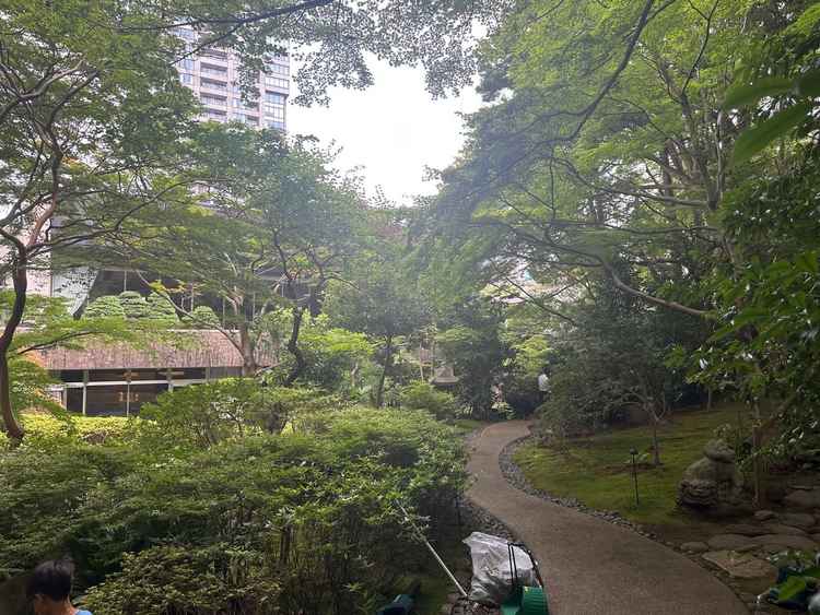 敷地内には立派な庭園が備えられており、前撮りで和装するのにとてもよいロケーションだなと感じた。