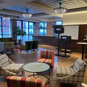 ゲスト用のラウンジです。バーカウンターもあり、広々としていました。