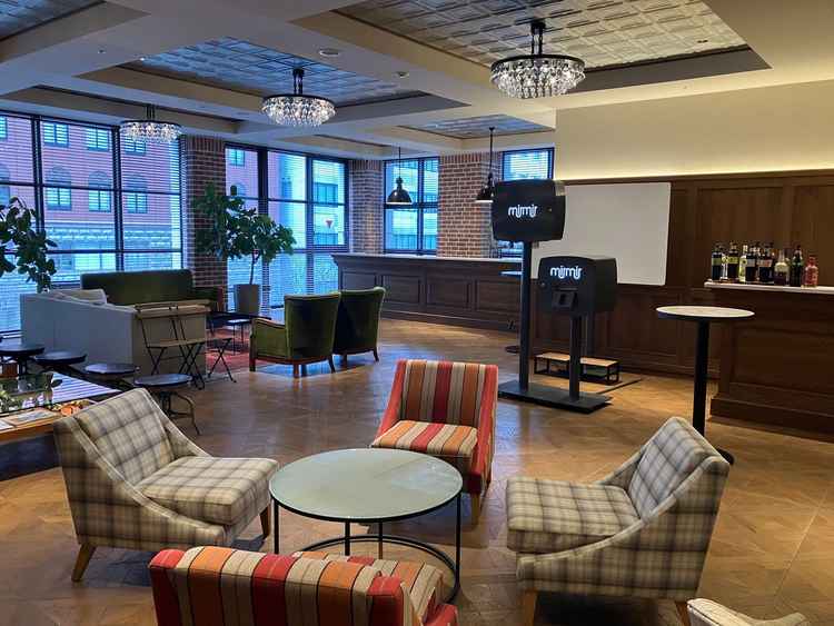 ゲスト用のラウンジです。バーカウンターもあり、広々としていました。