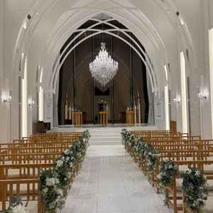 夜のチャペルです！外の景色というより、シャンデリアが特徴的でした！