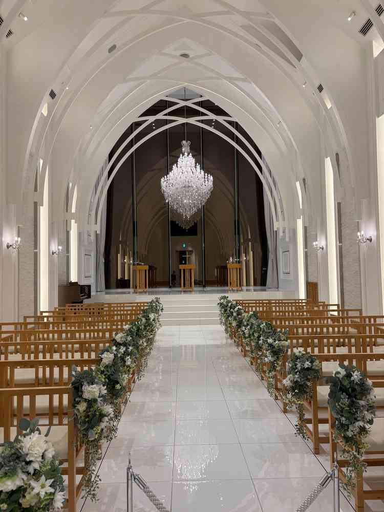 夜のチャペルです！外の景色というより、シャンデリアが特徴的でした！