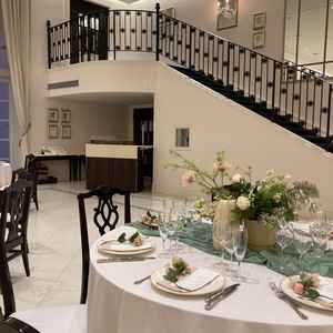 披露宴会場。天井が高く開放感がありました。