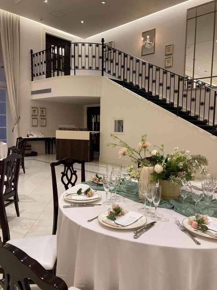 披露宴会場。天井が高く開放感がありました。