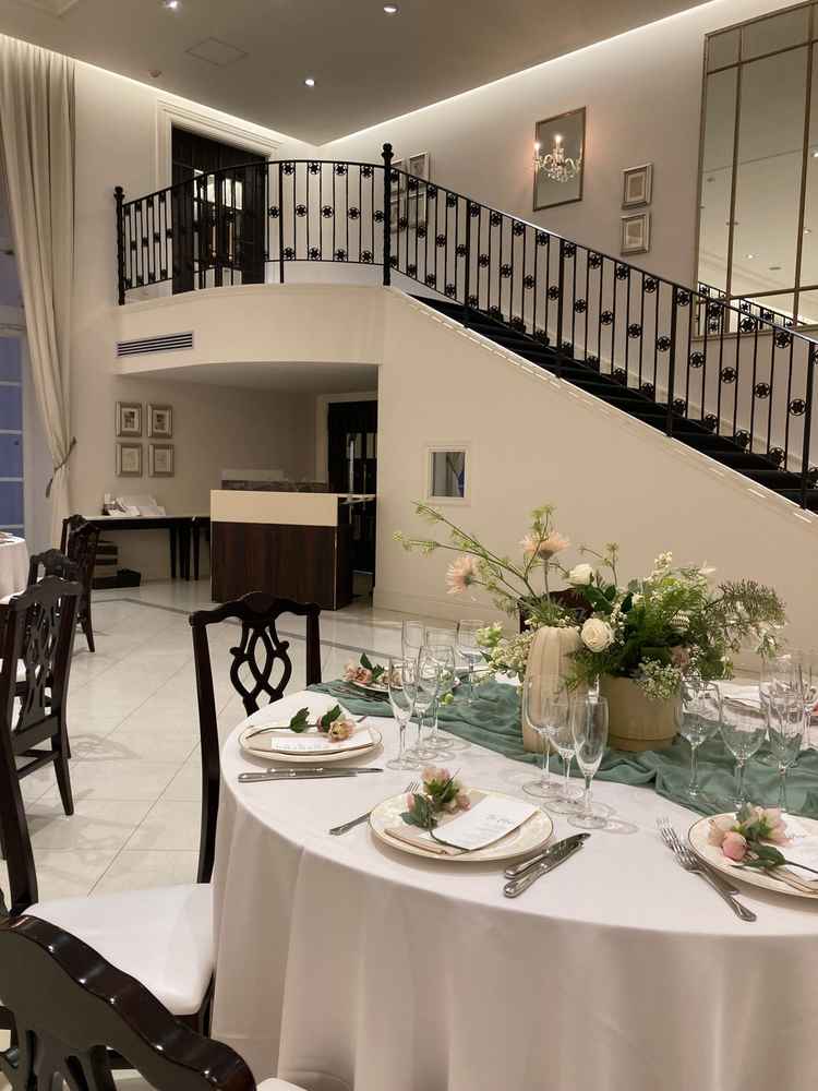 披露宴会場。天井が高く開放感がありました。