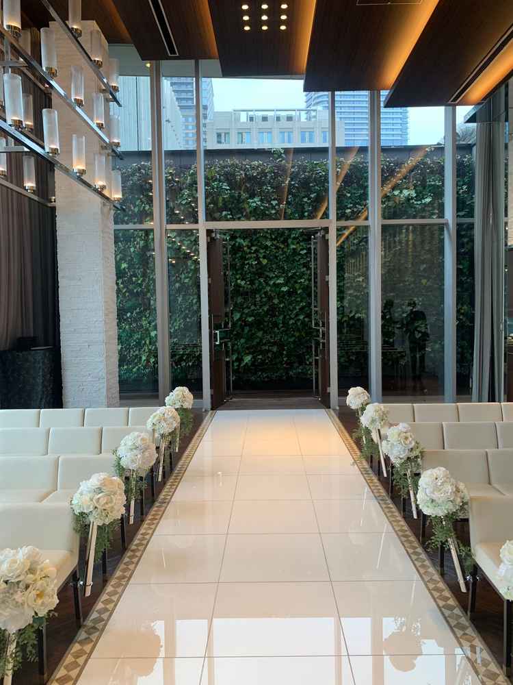 チャペルの入り口です。素敵な花言葉のある葉が敷かれていると教わりました。