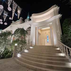 チャペルの外観。この階段でフラワーシャワーや全員の集合写真を撮ることができる。