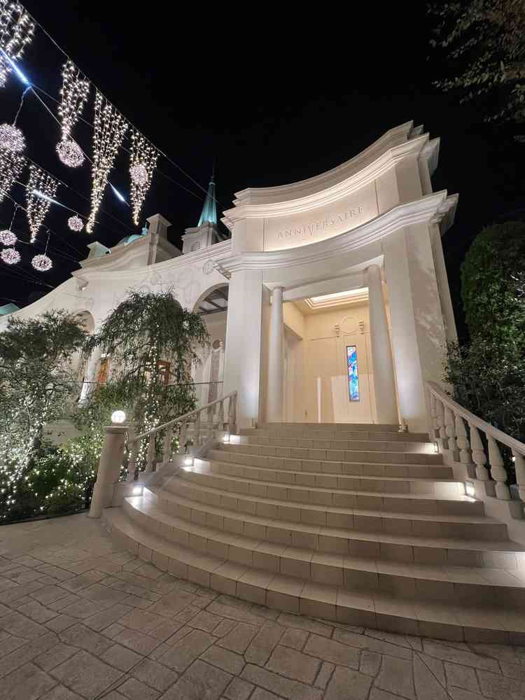 チャペルの外観。この階段でフラワーシャワーや全員の集合写真を撮ることができる。