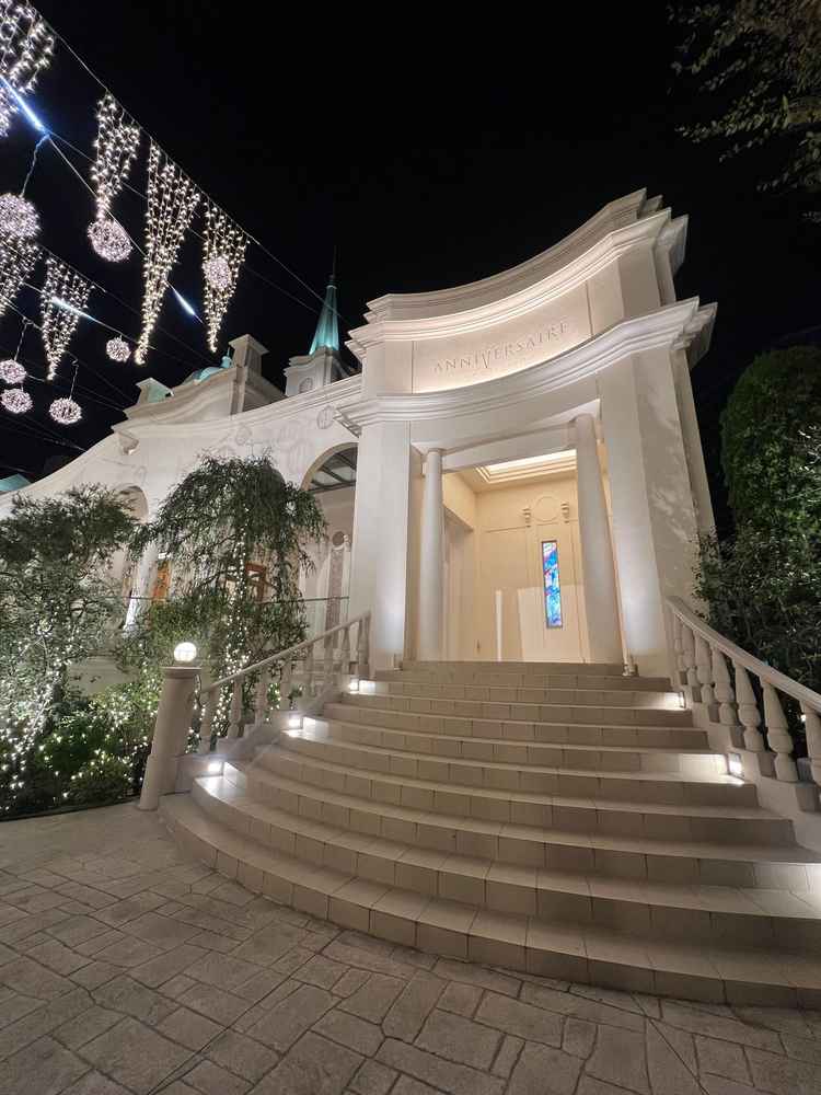 チャペルの外観。この階段でフラワーシャワーや全員の集合写真を撮ることができる。