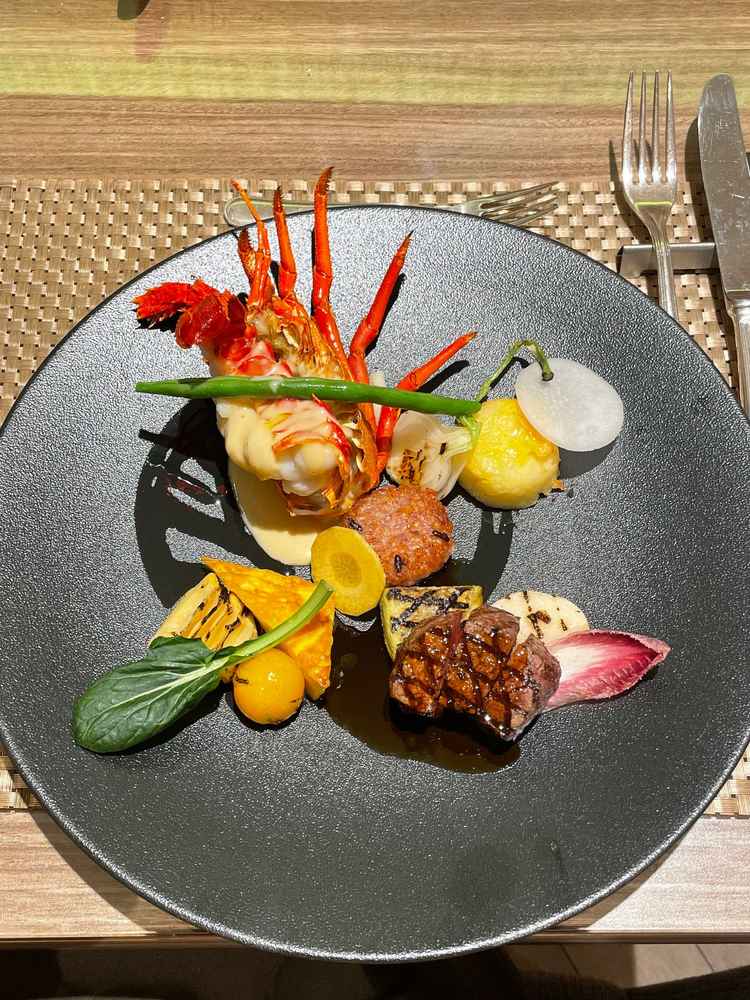 伊勢海老とお肉のメイン料理でとても美味しかったです。