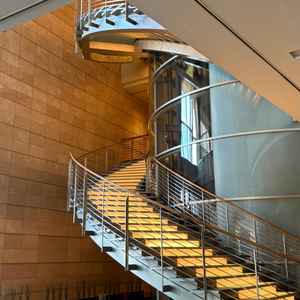 館内にある螺旋階段（ドレスで写真とる方が多い）