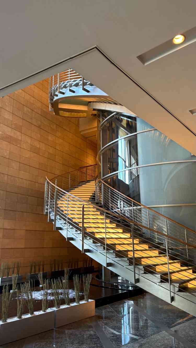 館内にある螺旋階段(ドレスで写真とる方が多い)